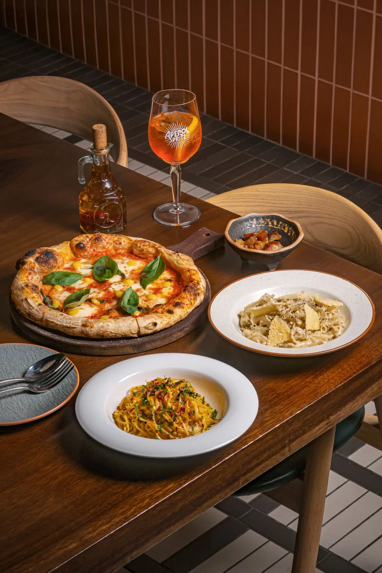 Pizza, pasta and an Aperol Spritz at a Casa Vostra table